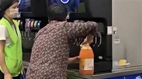 美式賣場「免費續杯」飲料，中國大媽竟自帶超大容量桶裝到飽。(圖／翻攝微博)