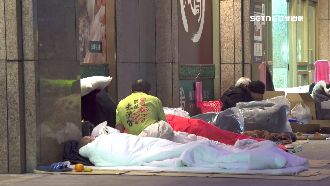 獨／街友北車外打群架　偷拿便當揮刀亂鬥