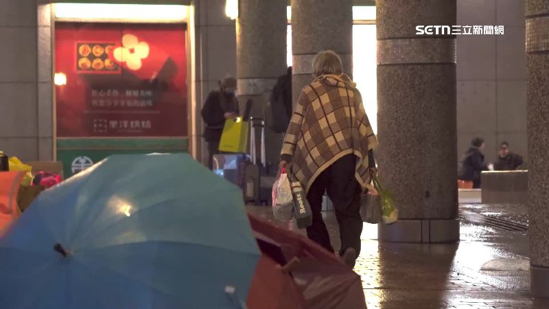 台北車站外打群架 街友偷拿便當「揮刀亂鬥」
