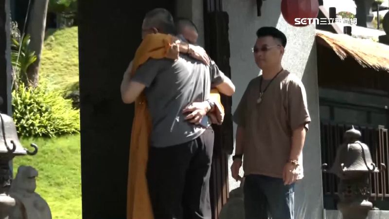 前民眾黨主席柯文哲與本藏法師一見面，就來個大擁抱