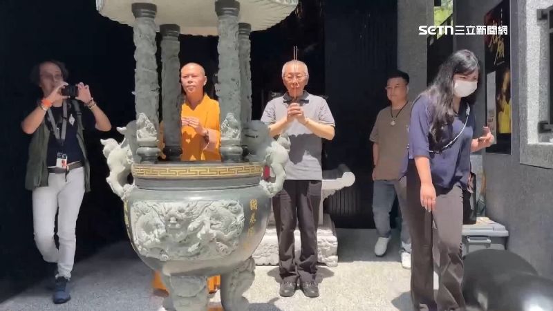 柯文哲祭拜時，本藏法師一路陪伴