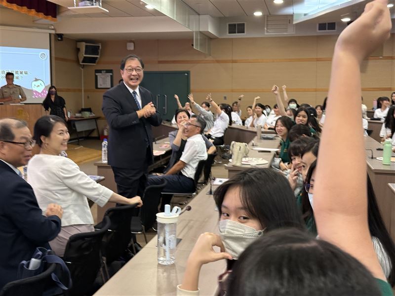 法務部前進北一女校園，與學生面對面，落實扎根學生防詐觀念。（圖／翻攝畫面）