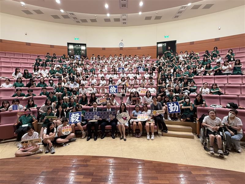 法務部前進北一女校園，與學生面對面，落實扎根學生防詐觀念。（圖／翻攝畫面）