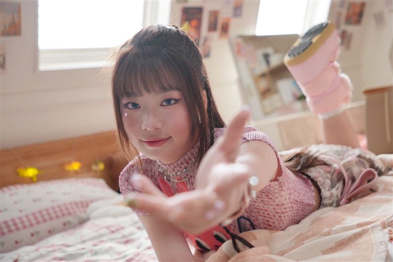 SINBY欣菲發行新單曲〈愛我就送超急件〉。(圖/品緁娛樂提供)