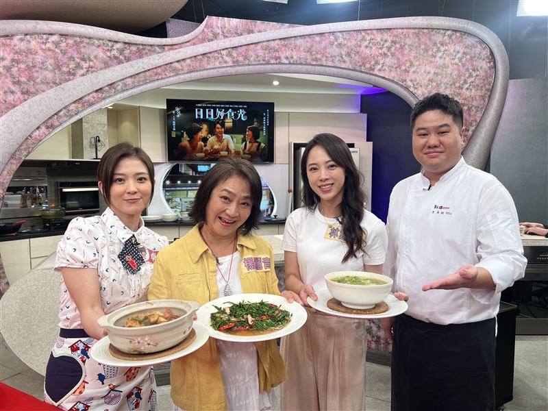 卓文萱（左起）、楊麗音、林筳諭、李昇紘節目上同隊。（圖／大愛提供）