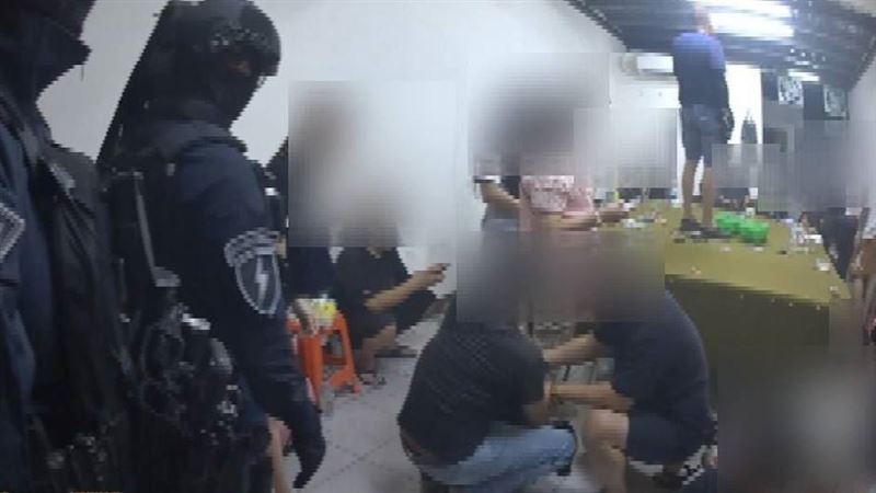 當警方攻破「最安全賭場」時，賭客瞬間石化呆愣在原地。（圖／翻攝畫面）