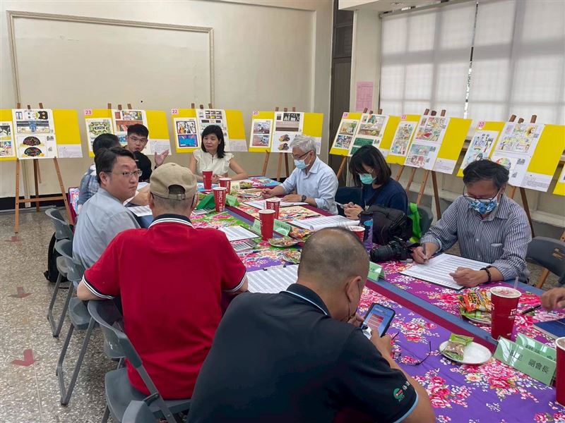 專業評審對學生作品進行公正評分。（圖／翻攝畫面）