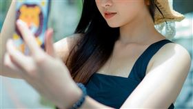 一名女網友近日在臉書PO文徵求「24小時陪玩姐姐」，並開價50萬薪資。示意圖。（翻攝自Pexels）