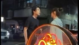 劇中的虐心愛情戲碼活生生地在台北大安區餐廳安排演員當街上演，讓路人瘋猜是否是真實情侶吵架，並在Threads上瘋傳。