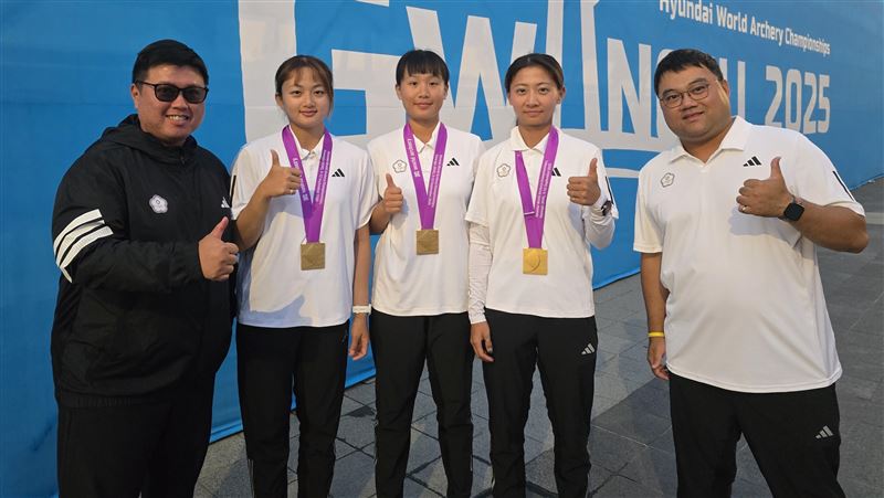 左起廖健男總教練、選手李采璇、許芯慈、邱意晴及女團執行教練吳英男。（圖／射箭協會提供）
