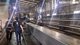 高雄33歲女員工慘遭鋼筋砸破頭，當場失去呼吸心跳，送醫搶命仍不治。（圖／翻攝畫面）