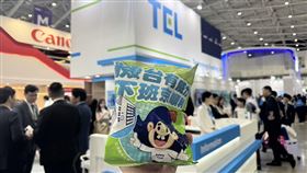 ▲東京威力科創（TEL）在SEMICON Taiwan展場依舊人潮擁擠，攤位上擺出的限量版「乖乖」引發關注。（圖／記者師瑞德攝影）