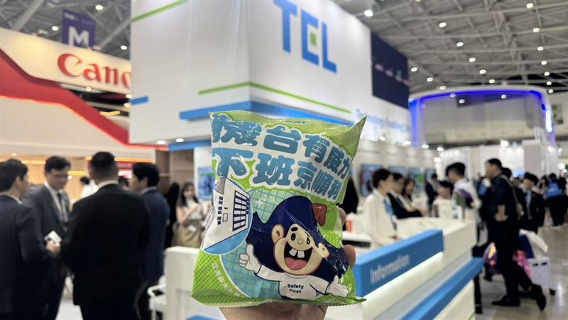 東京威力科創（TEL）在SEMICON Taiwan展場依舊人潮擁擠，攤位上擺出的限量版「乖乖」引發關注。（圖／記者師瑞德攝影）