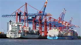 中國海關稅局嚴查「買單出口」，深圳公佈9起案例。由於不少台商在中國經營時也使用此模式，短期省事，卻潛藏退稅流失、外匯不合規與稅務補繳風險，衝擊營運。買單出口雖便利，但放棄退稅、外匯流混亂、成本無法入帳，將直接侵蝕企業利潤。專家提醒，在中國的台商若再沿用此做法，恐面臨高額補稅與罰款。（）