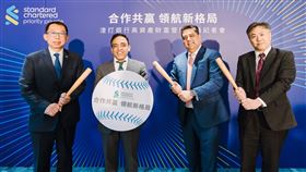 渣打銀行宣布與保誠人壽、第一金投信及博楓橡樹合作，推出境外私募信貸策略產品，協助高資產客戶分散風險、提升報酬。這是國際銀行信託平台在台灣推出的首檔同類型產品，象徵跨業結盟新格局。（圖／渣打銀行提供）