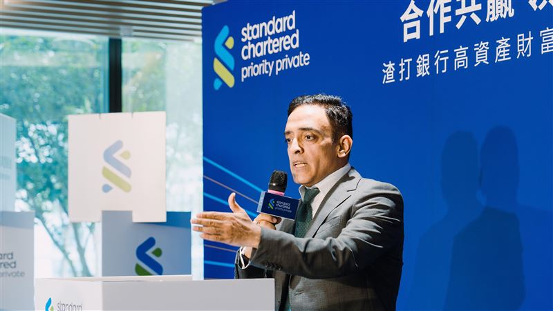 渣打銀行宣布與保誠人壽、第一金投信及博楓橡樹合作，推出境外私募信貸策略產品，協助高資產客戶分散風險、提升報酬。這是國際銀行信託平台在台灣推出的首檔同類型產品，象徵跨業結盟新格局。（圖／渣打銀行提供）