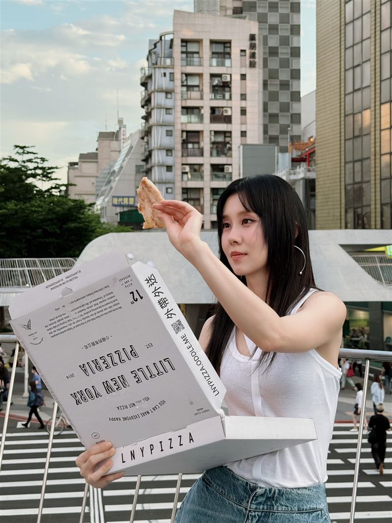 白安不顧旁人眼光，自在地在路邊野餐。（圖／相信音樂提供）