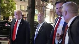 美國總統川普（Donald Trump） 週二晚間罕見造訪華府當地餐廳。（圖／達志／美聯社）