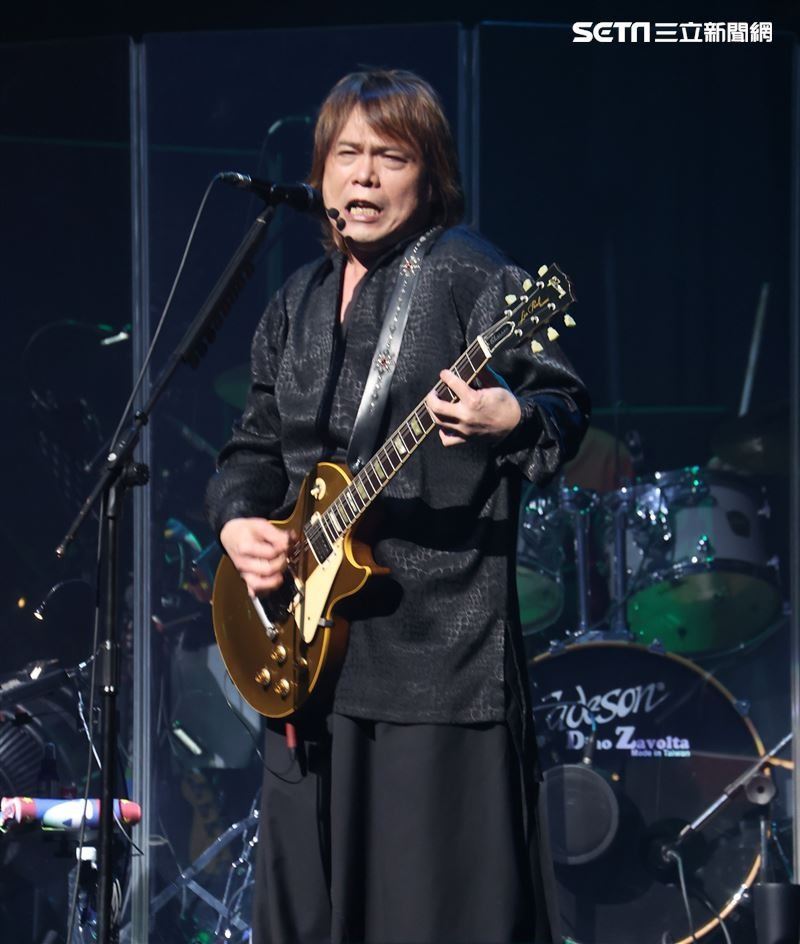 伍佰被封為「搖滾天王」，冷酷的形象、獨特的嗓音，在舞台上霸氣十足。（圖／資料照）