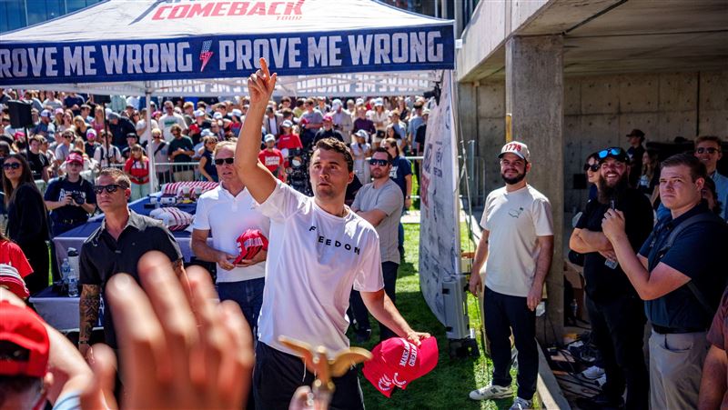 保守派政治評論員柯克（Charlie Kirk）在猶他谷大學一場活動中遭到槍擊身亡。（圖／路透社／達志影像）