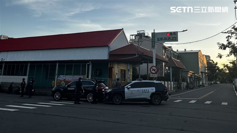 26歲鍾姓男子駕駛小貨車，不明原因自撞路旁一家私立幼兒園喪命。（圖／翻攝畫面）