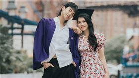 小哈利跟媽媽伊能靜感情很好。（圖／翻攝自微博）