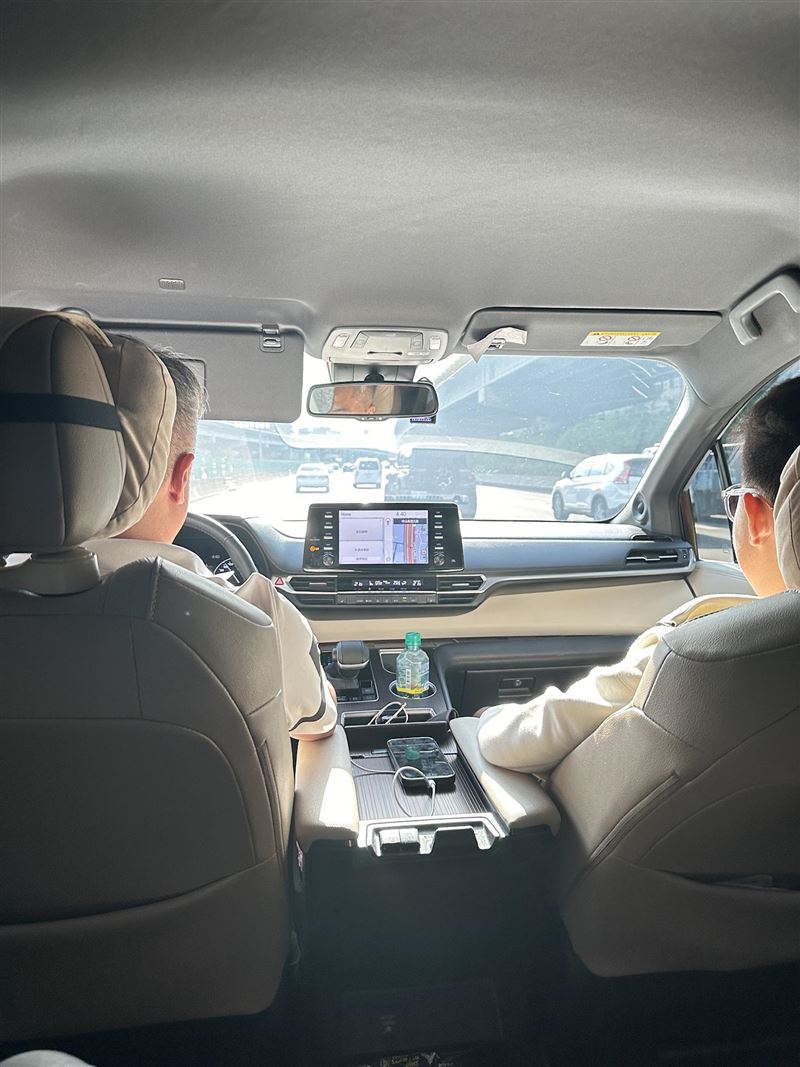 郁方獎勵兒子考到大學買車，他要求「後座能打平」。（圖／翻攝自郁方臉書）