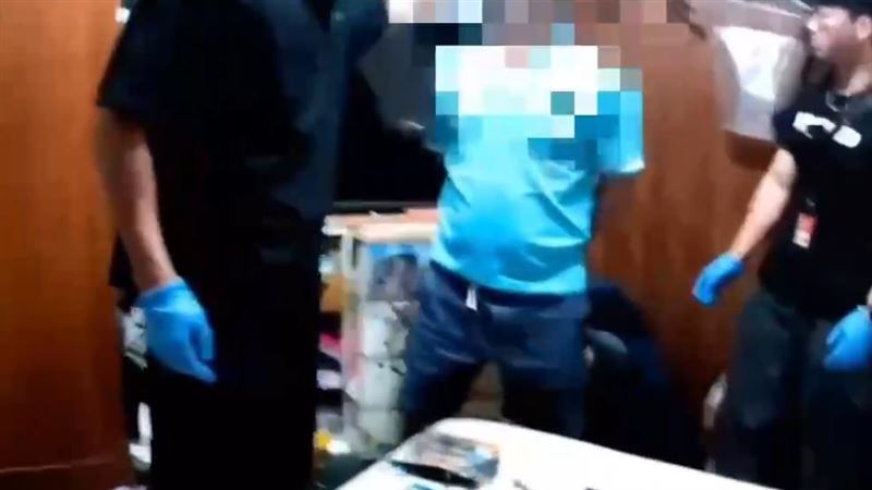 吳男因缺錢向妻子索討不成，情緒失控砸毀傢俱。（圖／翻攝畫面）