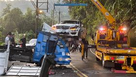 新北,三峽,賓士,車禍,貨車,恩主公醫院。（圖／翻攝畫面）
