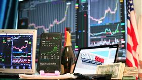 群益投信今日掛牌「群益ESG投等債0-5」（00985B），為市場首檔可持有債券至到期的短天期投資等級債ETF，並鎖定票面利率4.5%以上的公司債。該基金設計兼顧收益穩定與波動防禦，並採月配息機制，最快10月就將公告首次配息金額，成為震盪市況下的存債新選擇。（示意圖／PIXABAY）