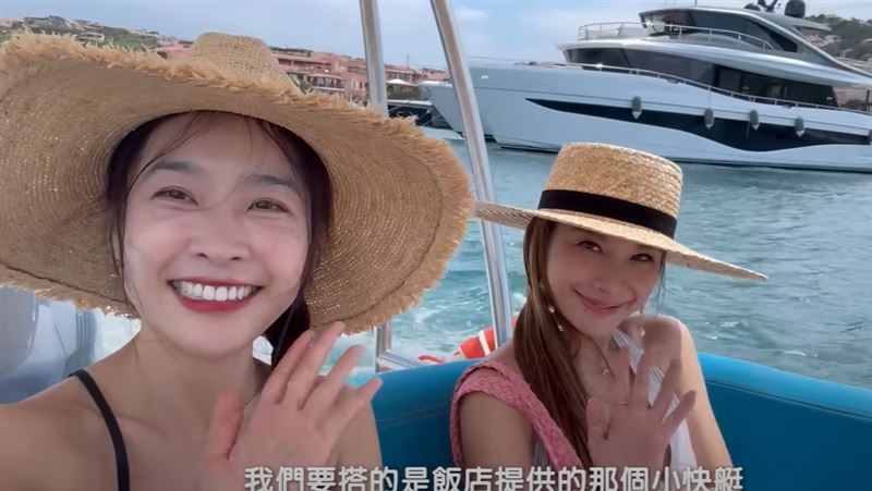 小嫻與艾莉絲(右)戲水(圖/翻攝自小嫻黃瑜嫻hsien_0309 YouTube)