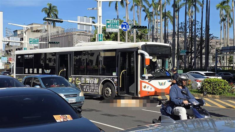 公車右轉沒看到斑馬線上正在通過的腳踏車，當場撞上輾斃女騎士。（圖／翻攝畫面）