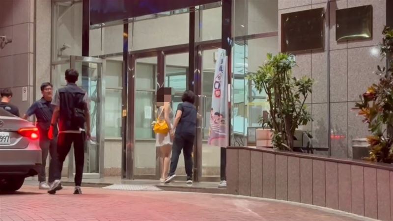 台灣臀后在昨天（10日）傍晚6時許，跟片中另名男演員，在律師陪同下前往分局到案說明。（圖／翻攝畫面）