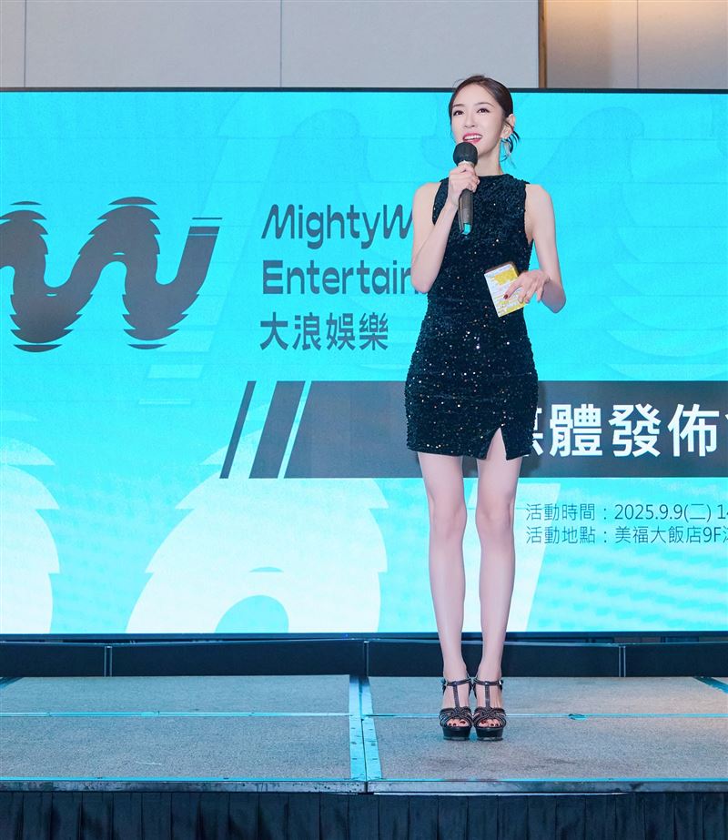 楊千霈難得穿亮片小禮服主持。（圖／翻攝自臉書）