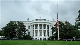 悼念柯克，白宮在社群平台貼出降半旗的照片。（圖／翻攝自白宮臉書）