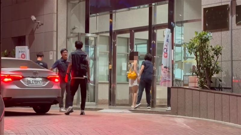 「台灣臀后」吳女10晚間已由律師陪同前往前鎮分局說明。（圖／翻攝畫面）