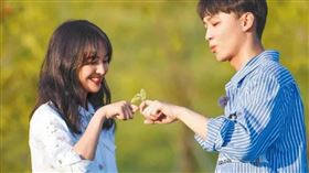 女星鄭爽2021年與男友張恒到美國結婚、代孕生子，卻爆出感情生變棄養小孩。（翻攝自新浪微博）