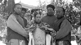 清宮大秘密曝光，慈禧太后愛上英俊如金城武的大帥哥太監安德海（小安子），卻只能強忍悲傷看他被砍頭。 （圖／收錄於麥田出版：《慈禧：開啟現代中國的皇太后》 ）