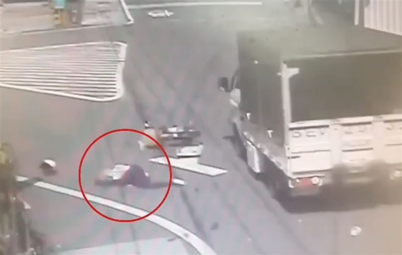 彰化80歲阿嬤遭貨車對撞，瞬間噴飛5公尺遠重摔，全身骨折不治。（圖／民眾提供）