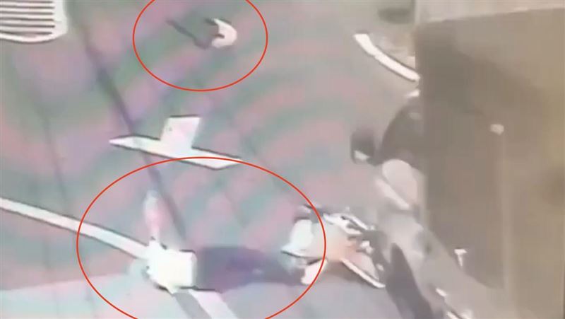 撞擊瞬間曝！80歲嬤「噴5米」全身骨折死