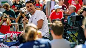 柯克在猶他谷大學演講，遭暗殺前的最後身影。（圖／路透社／達志影像）