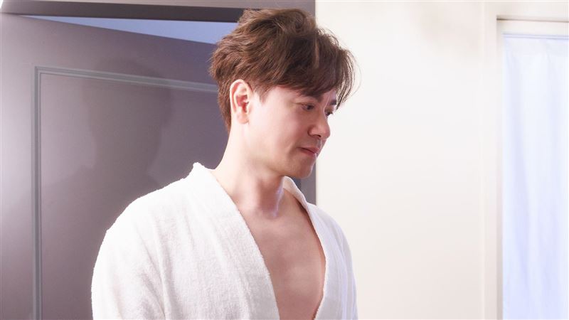 李聖傑胸肌炸裂　「只穿浴袍」私密畫面曝
