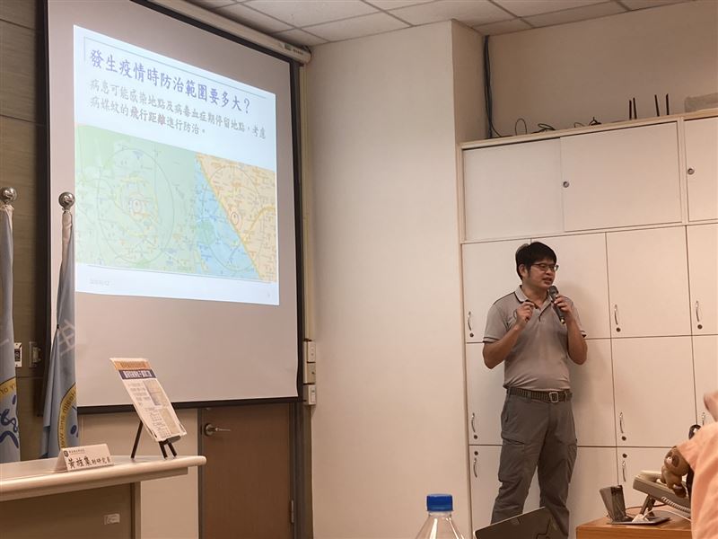 蚊媒中心黃旌集助研究員說明研究成果。（圖／國衛院提供）
