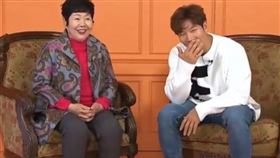 金鍾國（右）與母親趙惠善（左），於2018年2月25日正式參演《我家的熊孩子》。（圖／翻攝自SBS《我家的熊孩子》）