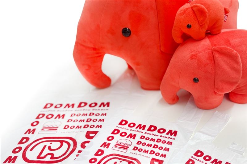 Dom Dom漢堡台灣首店將限量推出大象玩偶。(圖／象奔奔國際餐飲提供）
