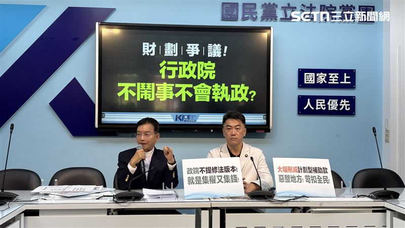 對於財劃法公式有小瑕疵，藍委賴士葆（左）表示，立委陳雪生已著手開始修法。（圖／記者詹宜庭攝影）