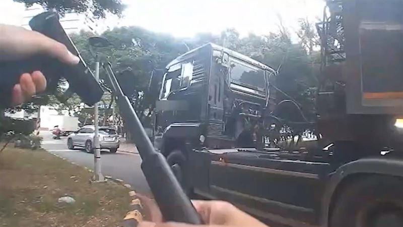 聯結車疑似超載又拒檢，遭警方拔槍示警。（圖／翻攝畫面）