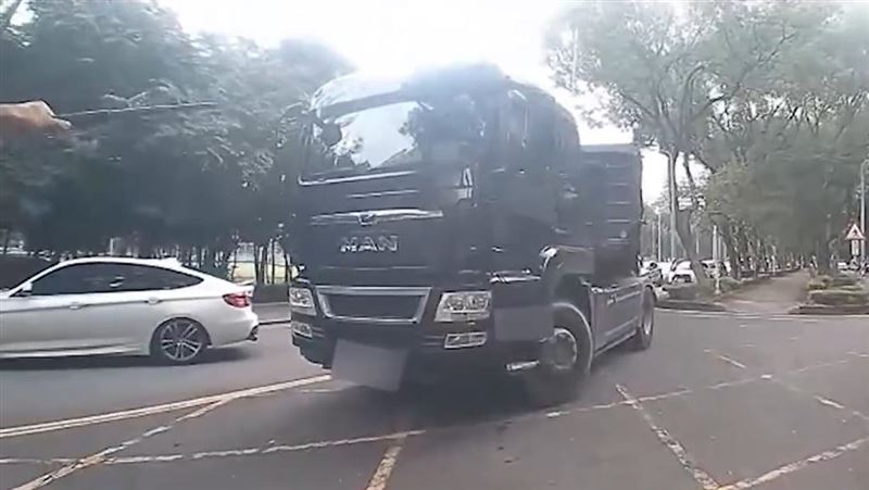聯結車疑似超載又拒檢，遭警方拔槍示警。（圖／翻攝畫面）