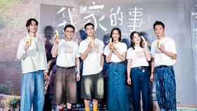 「我家的事」首映　劇組演員出席電影「我家的事」10日在台北舉辦首映會，負責電影配樂的音樂人李英宏（左起）、導演潘客印與主要演員曾敬驊、黃珮琪、高伊玲、藍葦華出席，合體為電影宣傳造勢。（