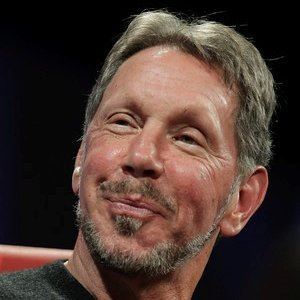 甲骨文股價暴漲近36%，老闆埃里森（Larry Ellison）財富單日暴增890億美元，一度登上全球首富。隨著收盤股價小幅回落，馬斯克再度反超，首富寶座在一天內數度翻轉，差距僅剩十億美元。（圖／翻攝自X平台 @Larry Ellison）